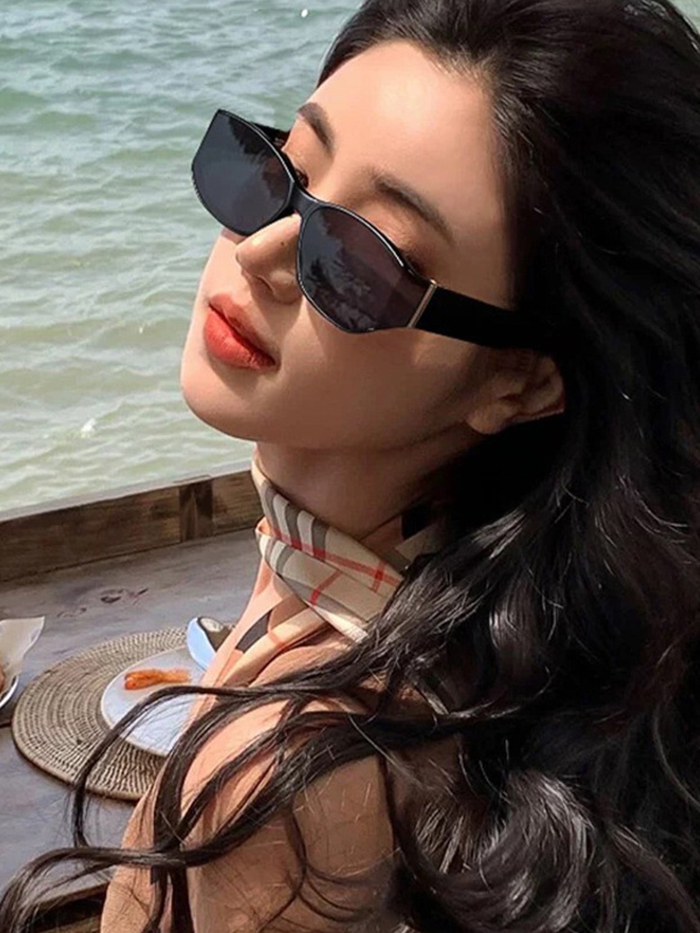 Curved Cat Eye Vintage Wavy Frame Sunglasses for Women